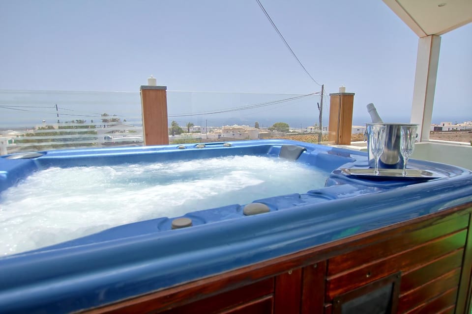 Hot Tub, Balcony/Terrace, Area and facilities