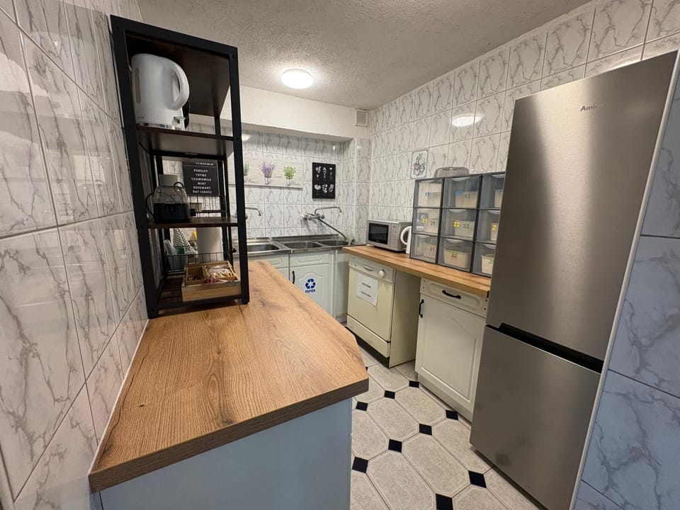 Kitchen or kitchenette, Communal kitchen, microwave, Internal: Not applicable to any particular room