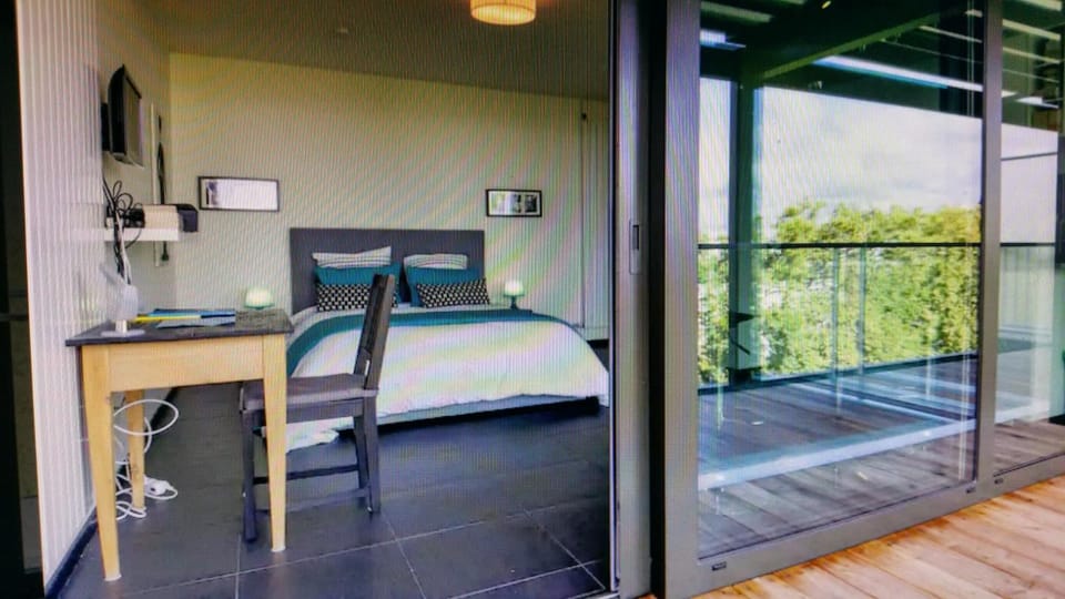 Photo of the whole room, Seating area