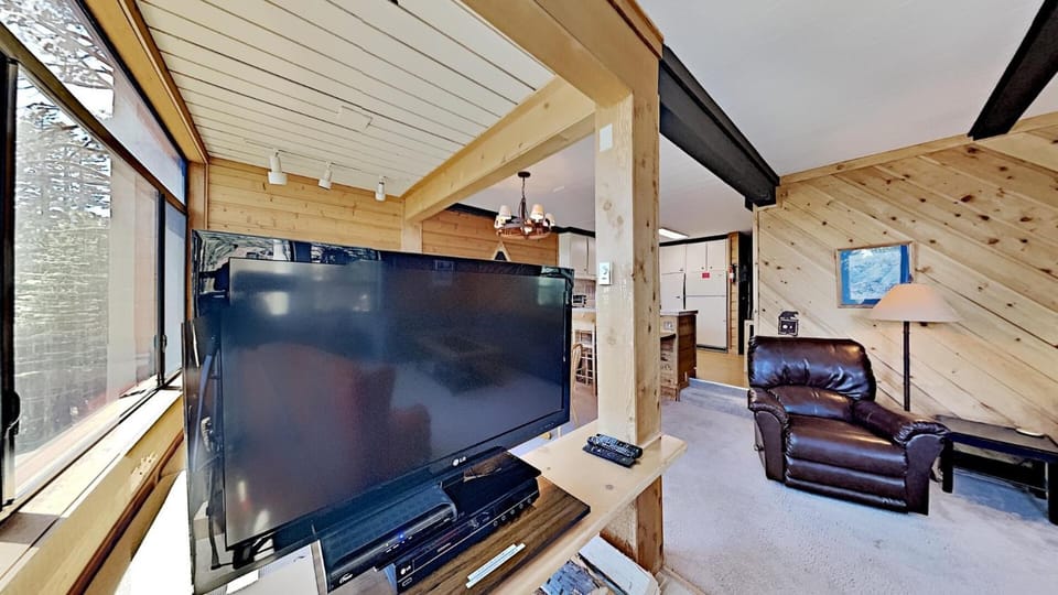 Condo with Great Views - Close to all Mammoth Recreation! Unit 543 at 1849 Apartment in Mammoth Lakes