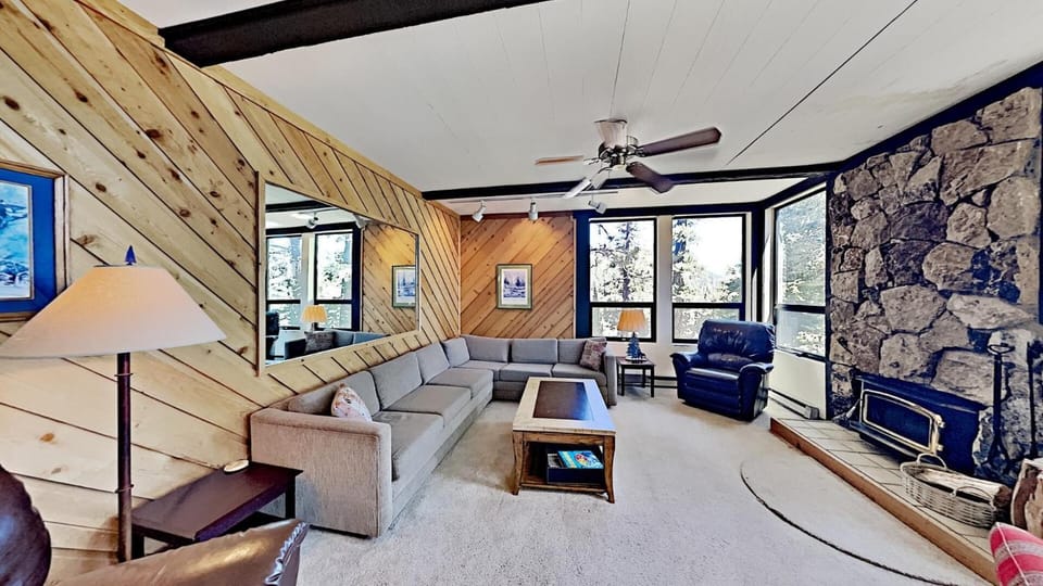 Condo with Great Views - Close to all Mammoth Recreation! Unit 543 at 1849 Apartment in Mammoth Lakes