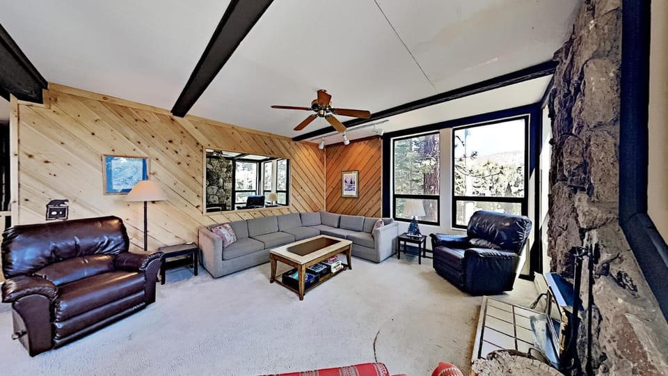 Condo with Great Views - Close to all Mammoth Recreation! Unit 543 at 1849 Apartment in Mammoth Lakes