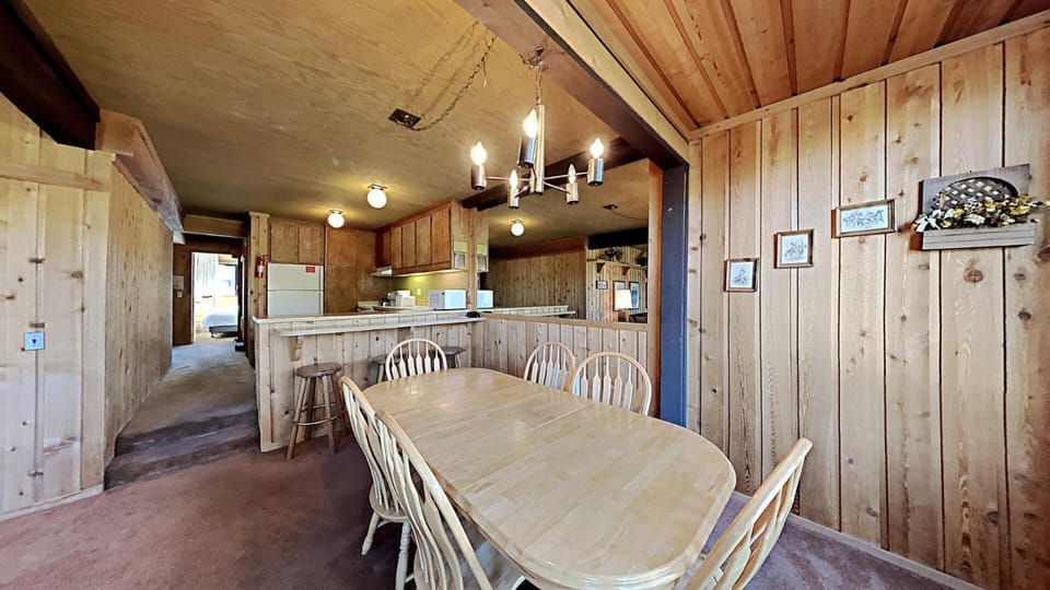 Spacious 2 Bedroom Condo with Mountain View! Slopeside Location! Unit 561 at 1849 Apartment in Mammoth Lakes