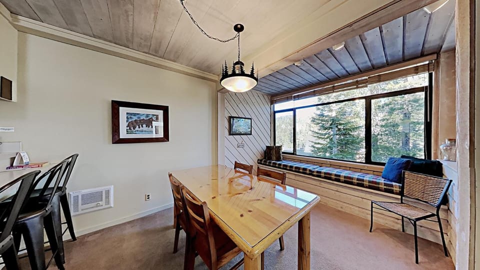 Spacious Condo Great For Friends & Families - Onsite Ski and Snowboard Rentals Unit 571 at 1849 Apartment in Mammoth Lakes
