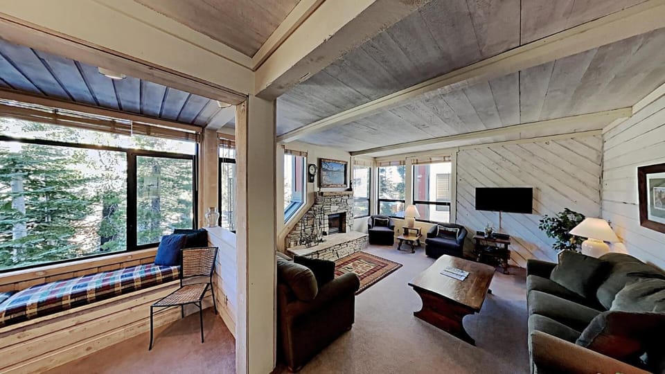 Spacious Condo Great For Friends & Families - Onsite Ski and Snowboard Rentals Unit 571 at 1849 Apartment in Mammoth Lakes