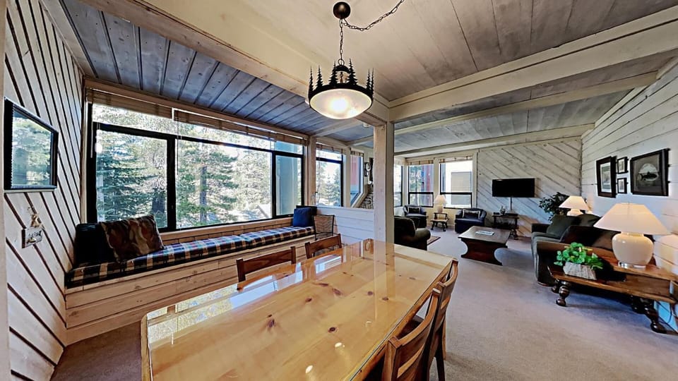 Spacious Condo Great For Friends & Families - Onsite Ski and Snowboard Rentals Unit 571 at 1849 Apartment in Mammoth Lakes