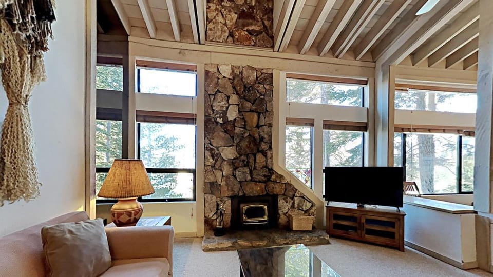 Comfortable 4 Bedroom Condo Apartment in Mammoth Lakes