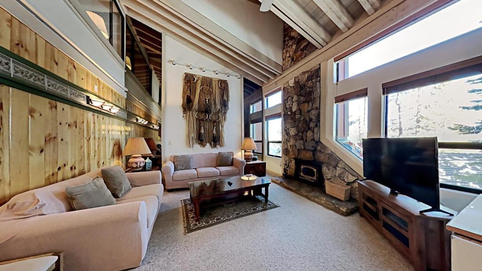 Comfortable 4 Bedroom Condo Apartment in Mammoth Lakes