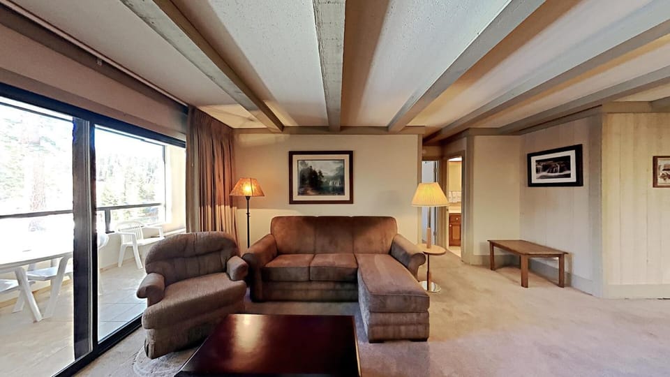 Beautiful 2 BR Condo with Mountain View! Apartment in Mammoth Lakes