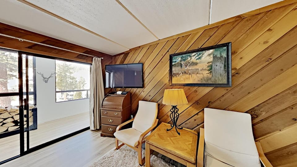 3 Bedroom Condo with Amazing Location Just Steps to Mammoth Mountain Unit 301 at 1849 Apartment in Mammoth Lakes