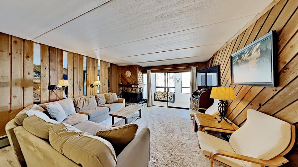 3 Bedroom Condo with Amazing Location Just Steps to Mammoth Mountain Unit 301 at 1849 Apartment in Mammoth Lakes