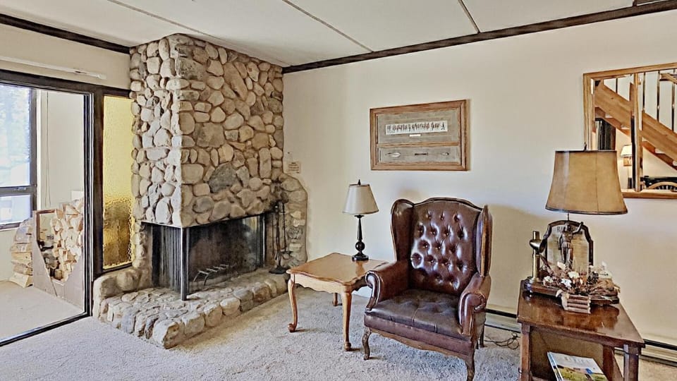 Comfortable Cozy 2 Bedroom Condo with Loft! Apartment in Mammoth Lakes