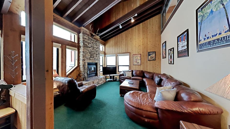 Beautifully Remodeled 4 Bedroom Condo Apartment in Mammoth Lakes