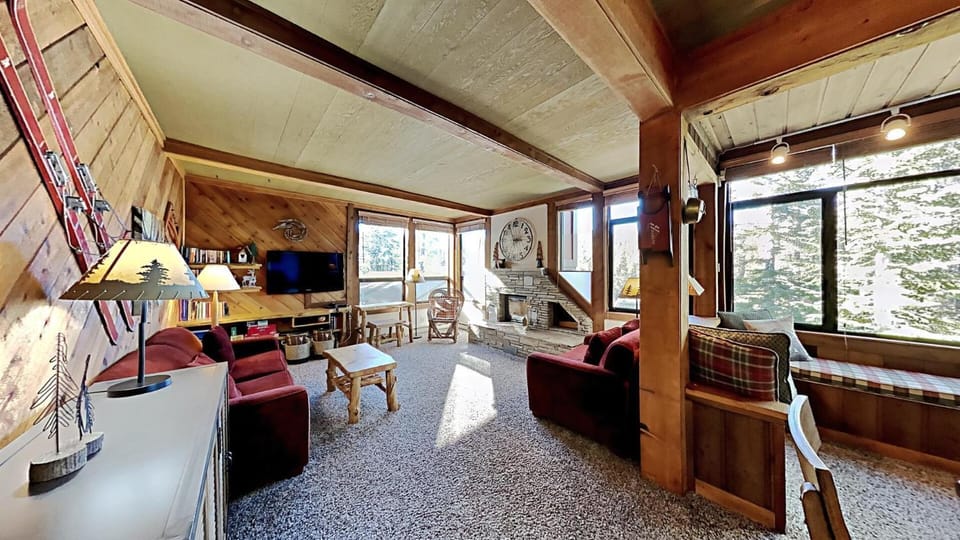 Nicely Remodeled 2 Bedroom Condo in Mammoth! Easy access to 3 Hot Tubs & Pool! Unit 572 at 1849 Apartment in Mammoth Lakes