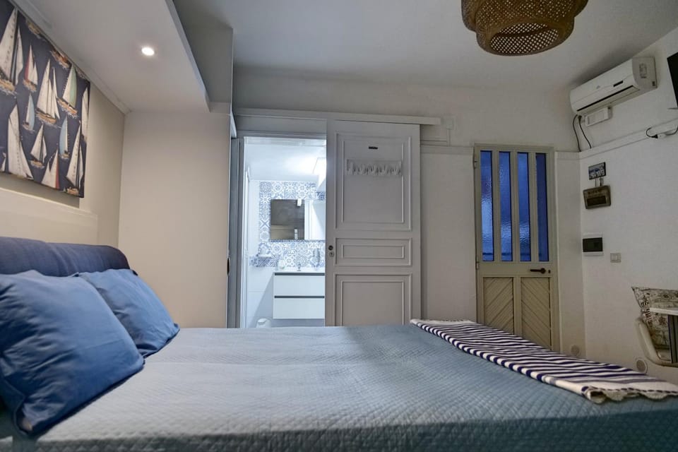 Bedroom, air conditioner