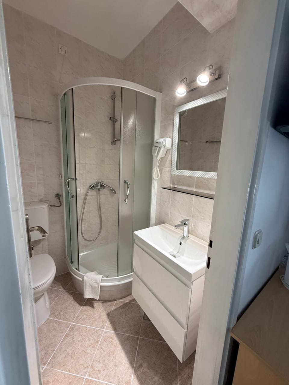 Shower, Toilet, Bathroom, towels