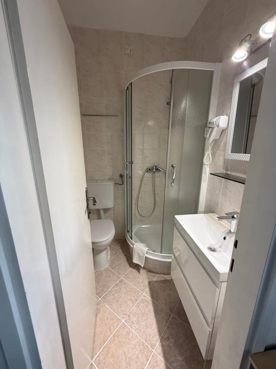 Shower, Toilet, Bathroom, towels