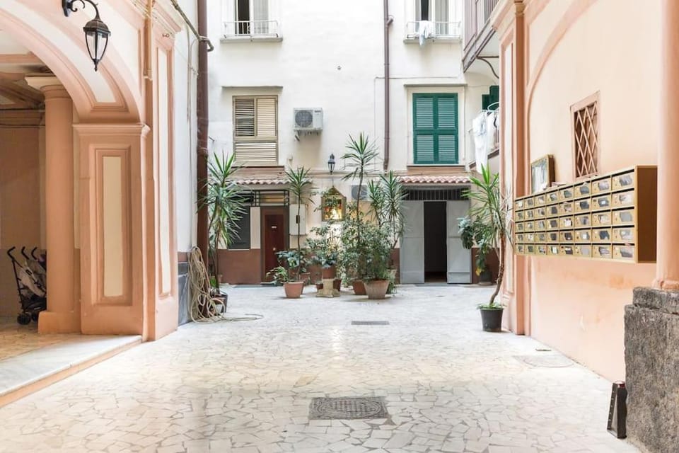 Art Inn Centro Apartment in Naples