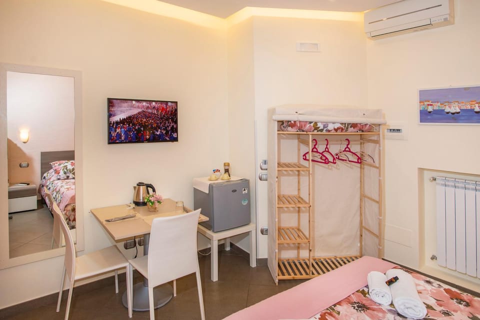 Photo of the whole room, Bedroom, air conditioner