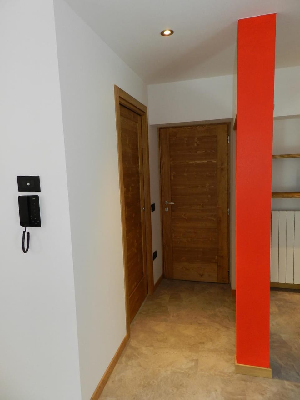 Photo of the whole room, Decorative detail