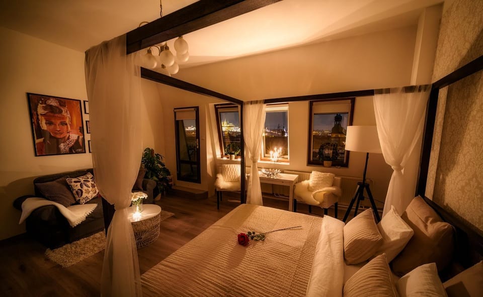 Bed, Night, Living room, Seating area, Bedroom, City view, City view, Landmark view, Landmark view, Street view, Street view