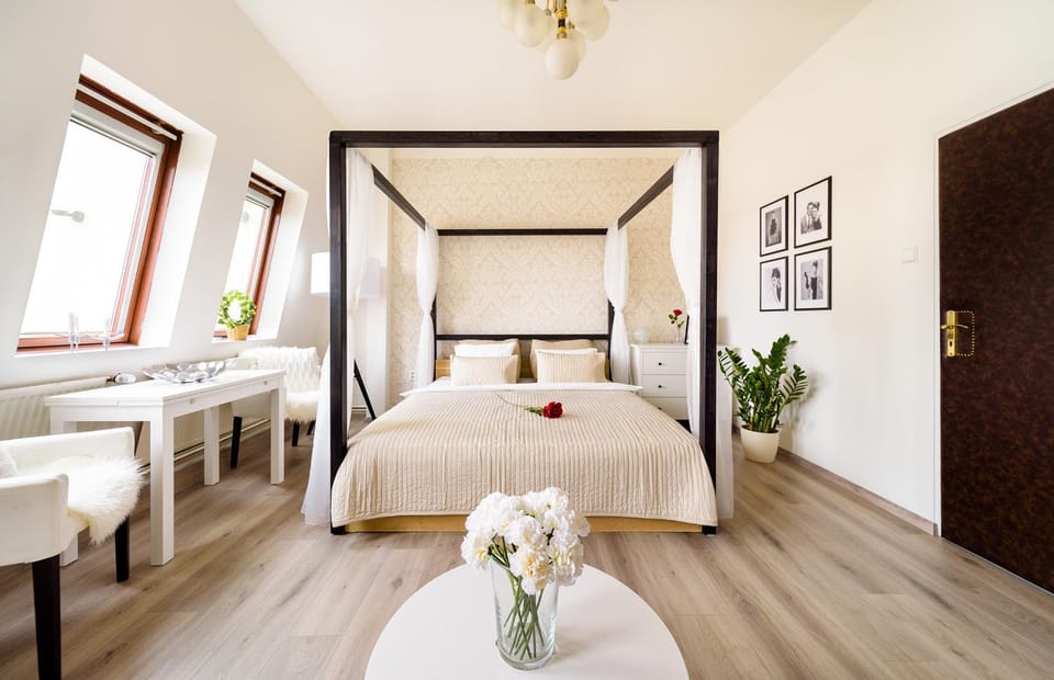 Bed, Living room, Seating area, Dining area, Bedroom