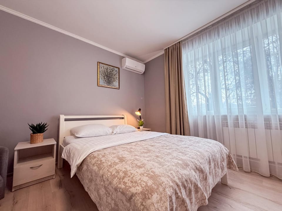 Bed, Photo of the whole room, Decorative detail, Bedroom, air conditioner