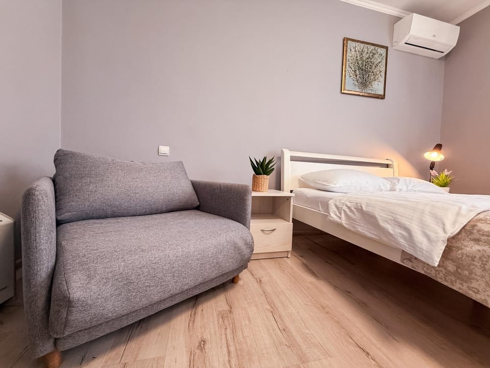 Bed, Photo of the whole room, Seating area, Bedroom