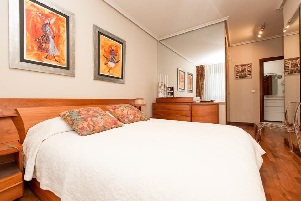 Photo of the whole room, Decorative detail