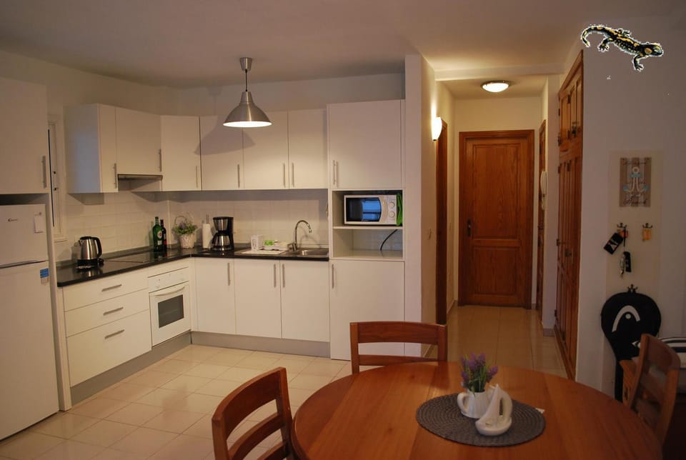Coffee/tea facilities, Kitchen or kitchenette, Food and drinks, Photo of the whole room, Dining area