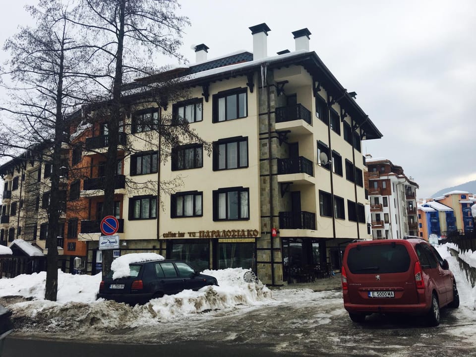 Property building, Restaurant/places to eat, Facade/entrance, Neighbourhood, Winter, Street view, Location