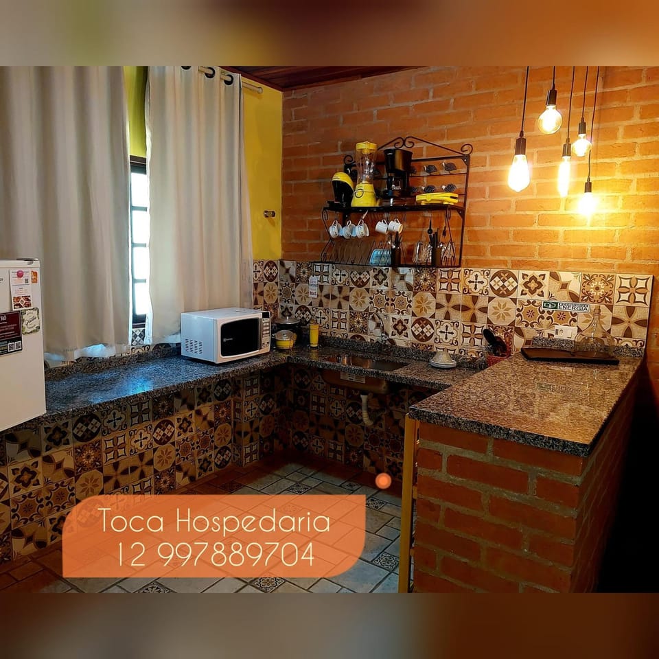 Kitchen or kitchenette, minibar