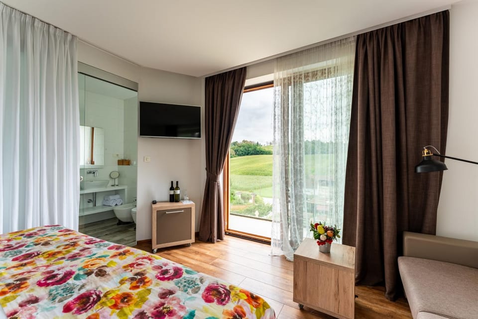 Bed, TV and multimedia, Bedroom
