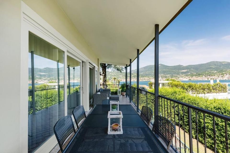 Lake View Garda Villa Salò Gulf Villa in Salo