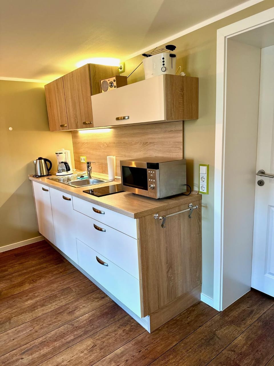 Coffee/tea facilities, Kitchen or kitchenette, stove, toaster