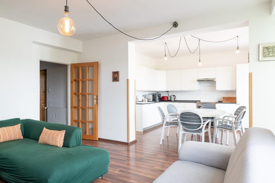 Kitchen or kitchenette, Living room, Seating area, Dining area