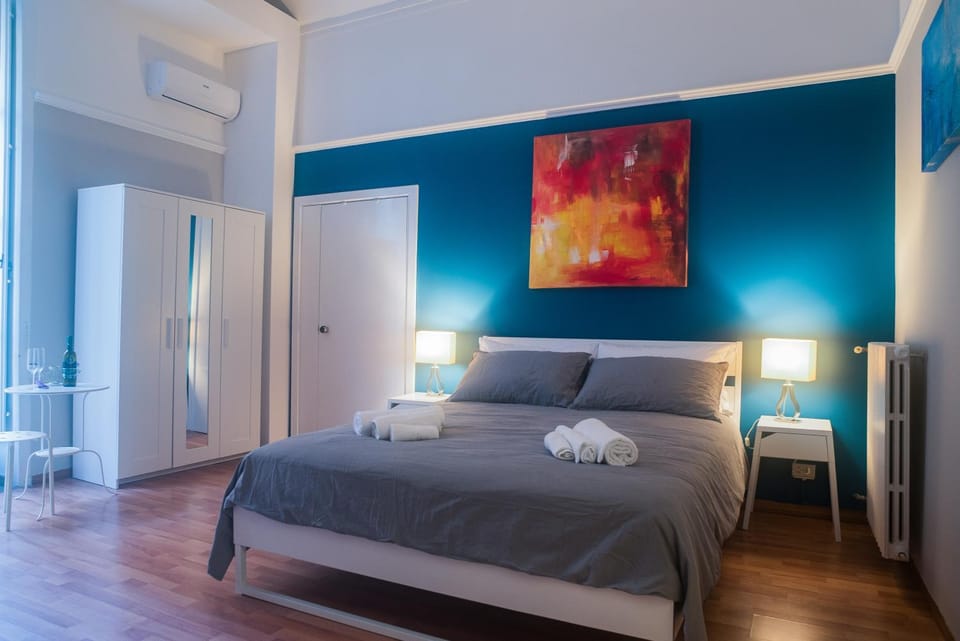 Photo of the whole room, Bedroom