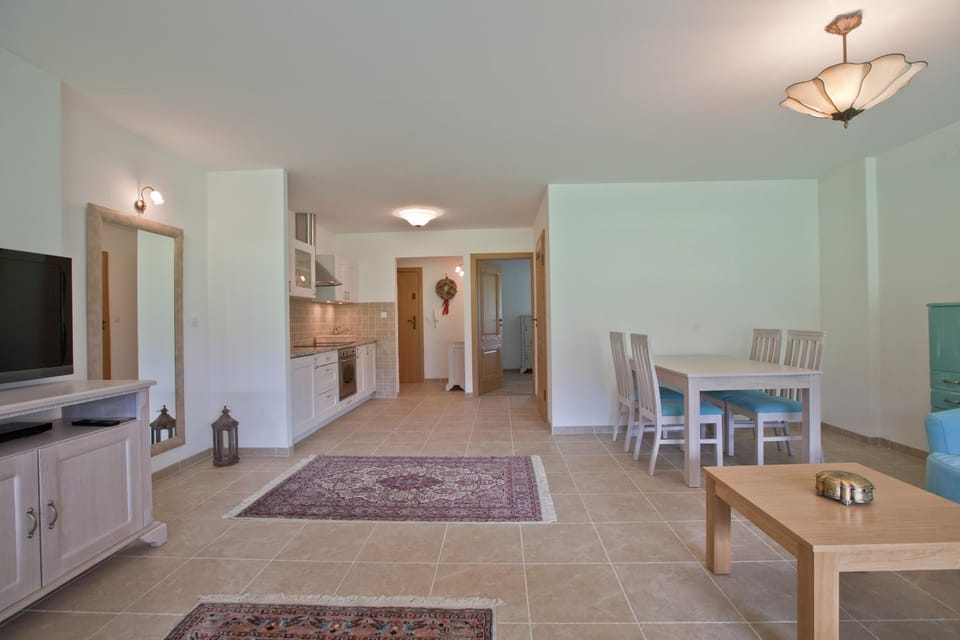 Kitchen or kitchenette, Living room, Seating area, Dining area