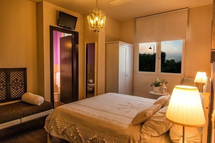 Photo of the whole room, Bedroom, air conditioner