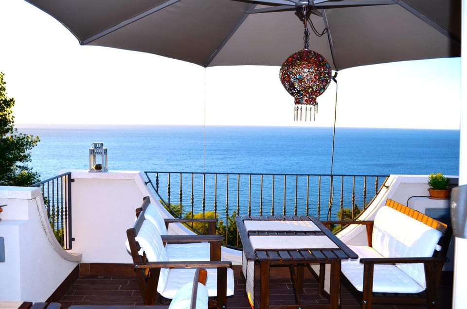 Restaurant/places to eat, Natural landscape, Balcony/Terrace, Sea view