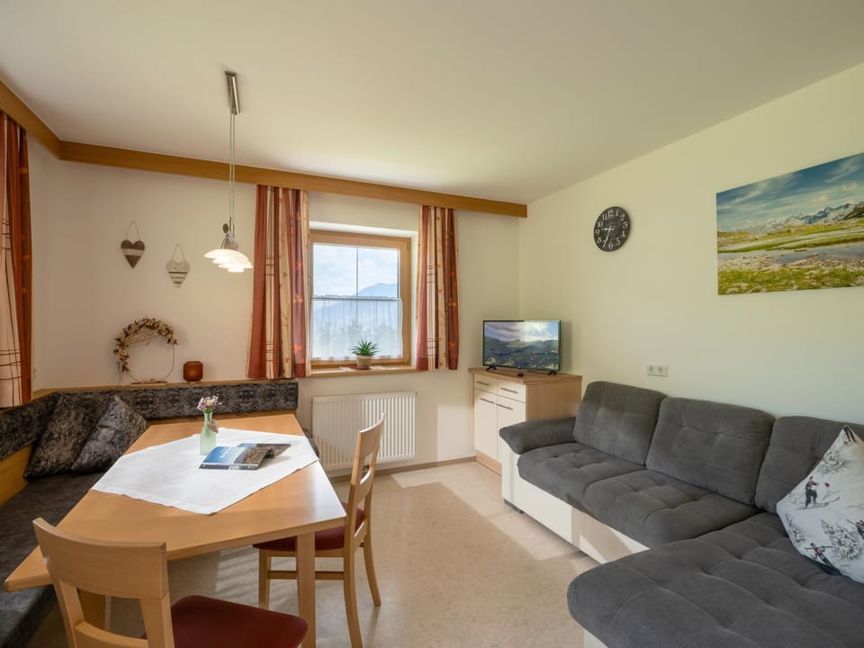TV and multimedia, Living room, Seating area, kitchen