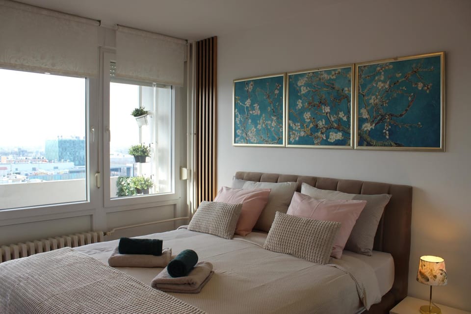 Bed, Bedroom, towels
