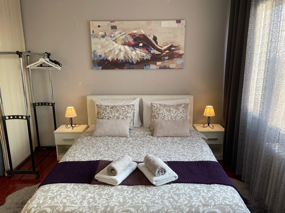 Bed, Bedroom, towels