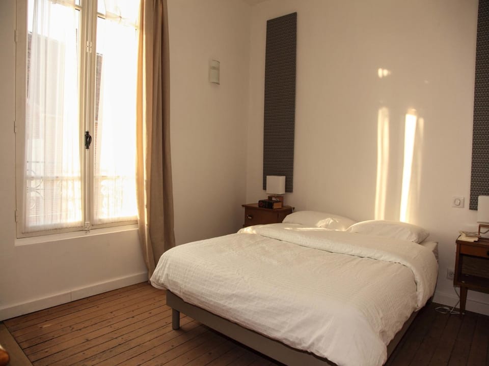 Photo of the whole room, Bedroom, Street view