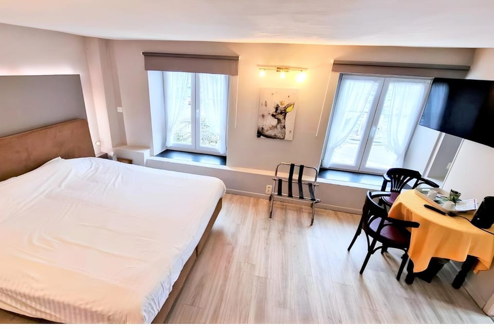 Bed, TV and multimedia, Coffee/tea facilities, Photo of the whole room, Seating area