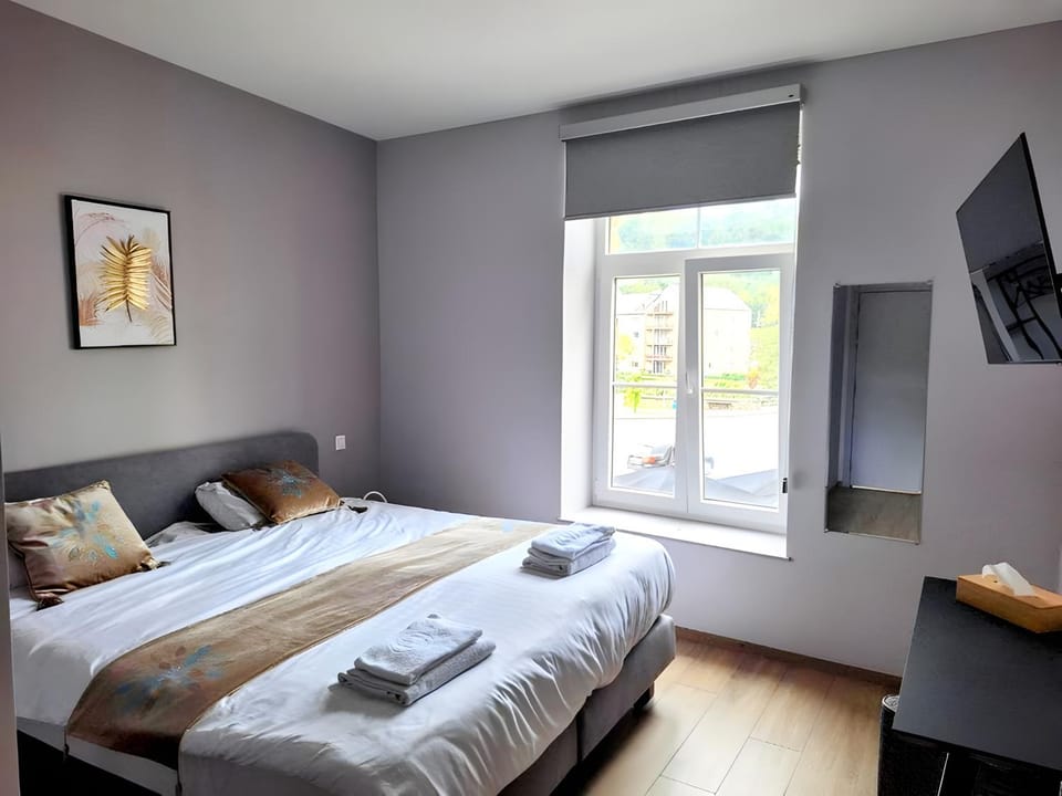 Bed, TV and multimedia, Photo of the whole room, Bedroom