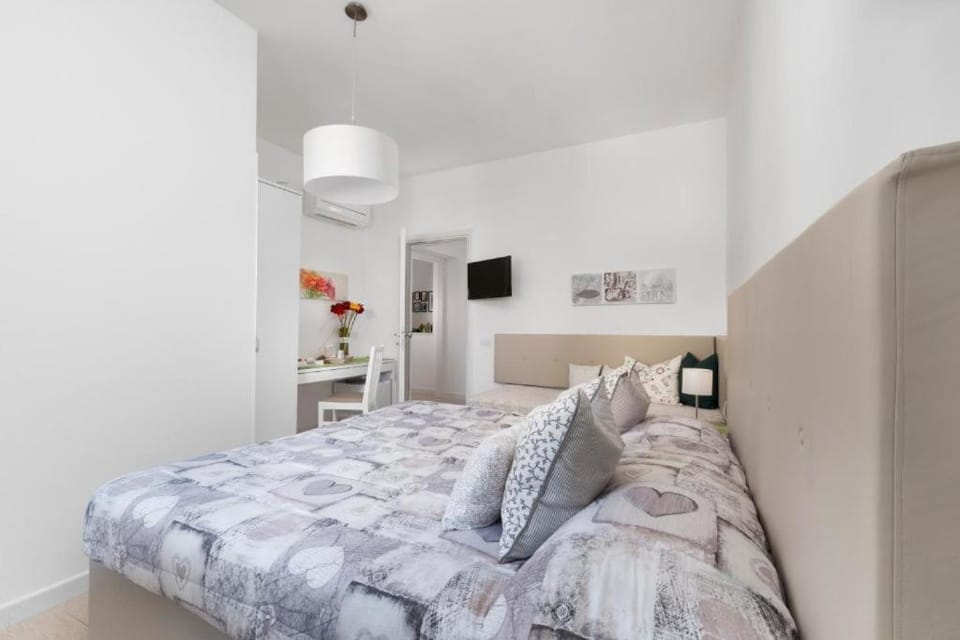 Bed, TV and multimedia, Photo of the whole room, Bedroom, air conditioner