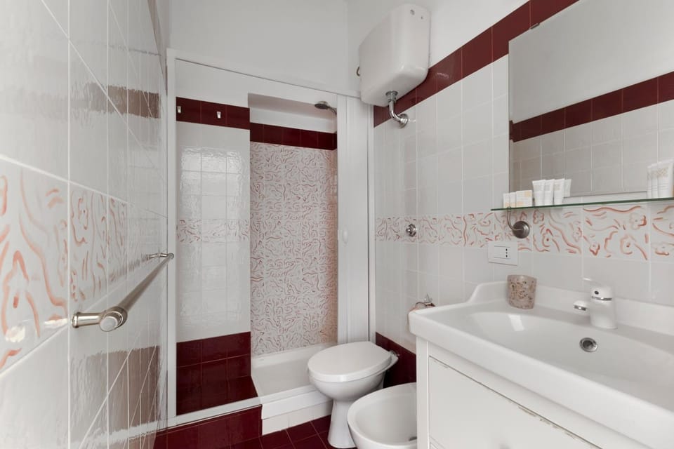 Shower, Toilet, Bathroom, bidet, towels