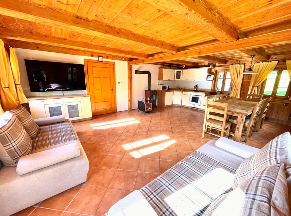 Communal lounge/ TV room, TV and multimedia, Coffee/tea facilities, Kitchen or kitchenette, Living room, Communal kitchen