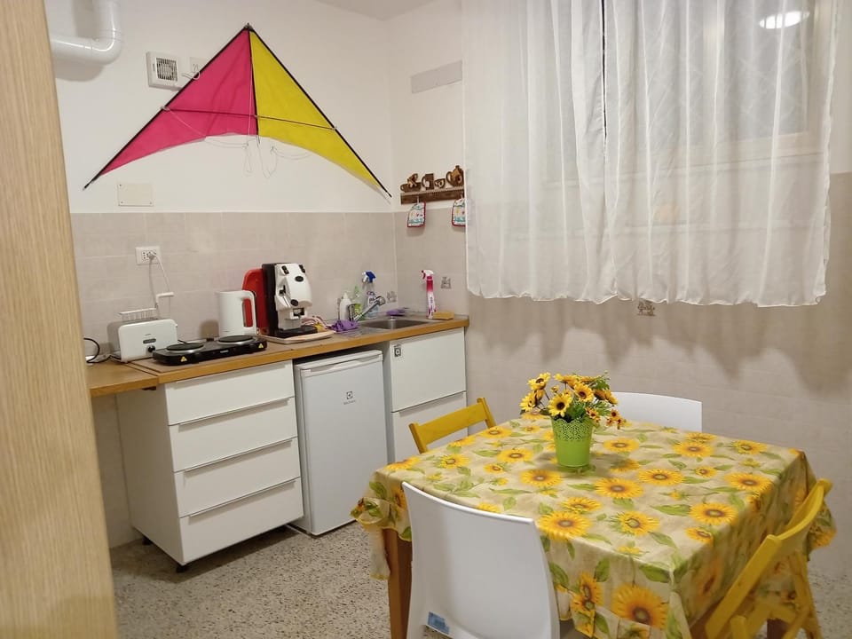 Kitchen or kitchenette, minibar, stove